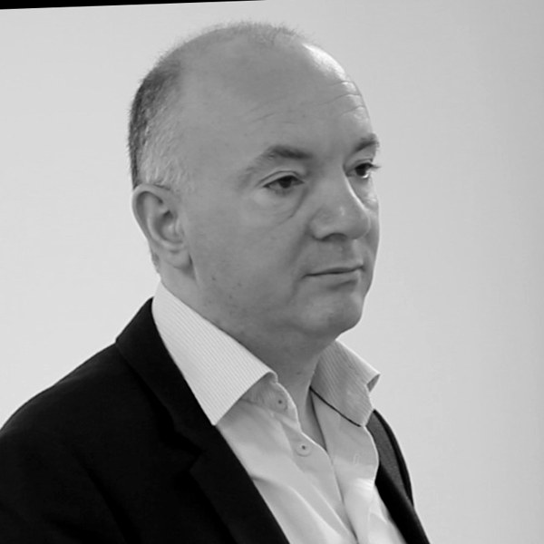 Porträtt av Shawn Akrawi