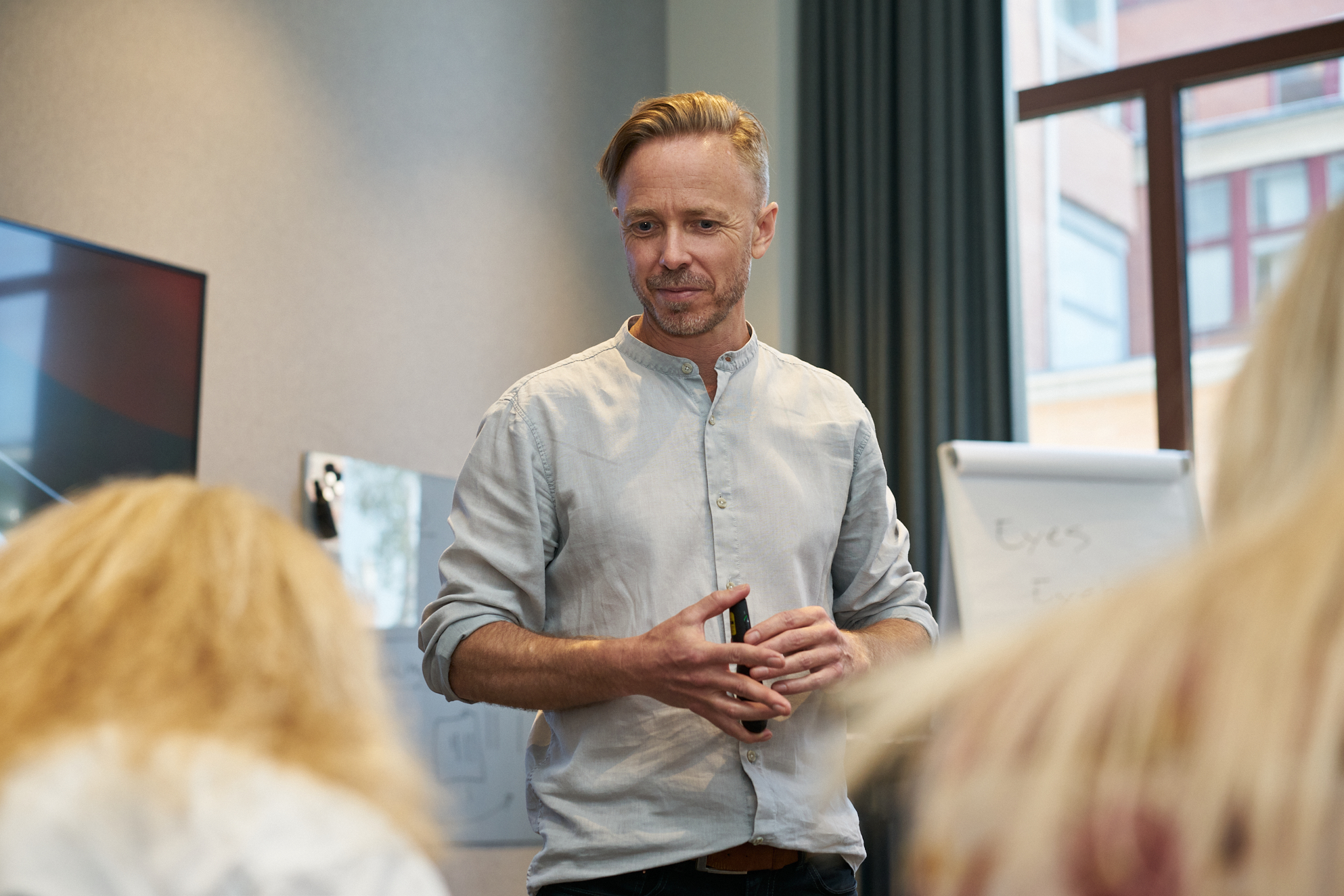 Edvard vägleder deltagare under en workshop