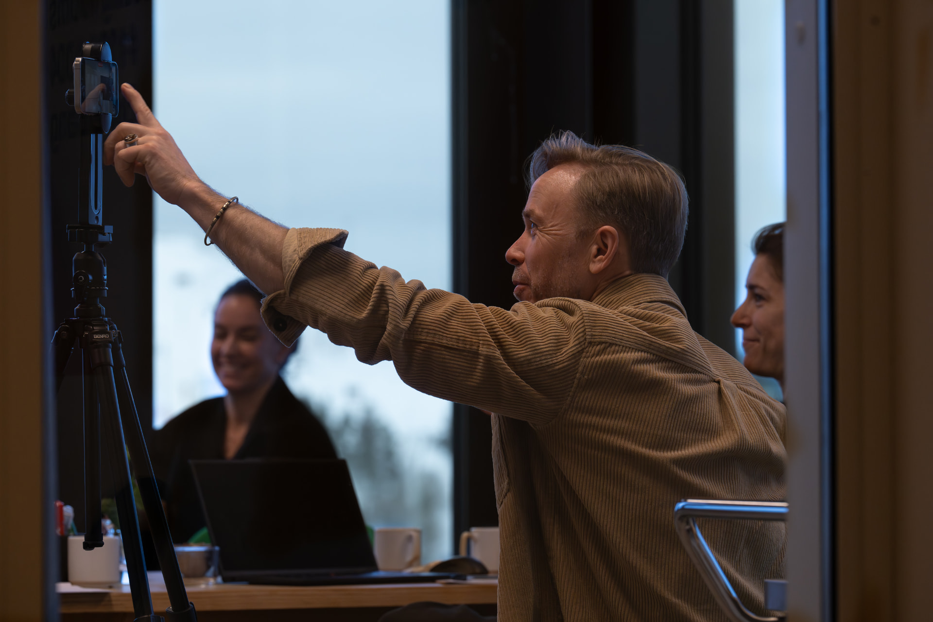 Edvard arbetar med en deltagares filmade presentation