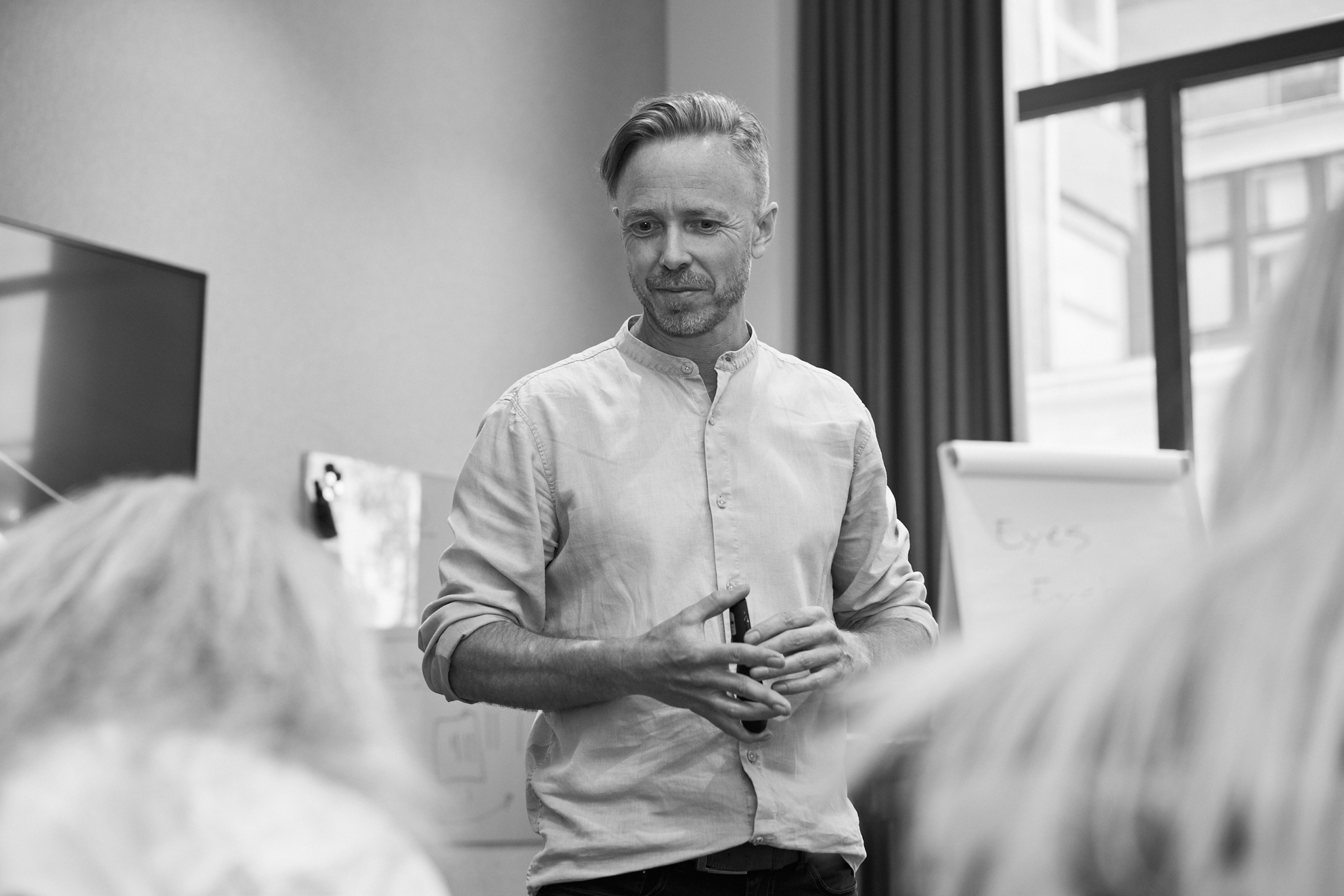 Edvard Raft håller en genomgång för en grupp i ett mötesrum