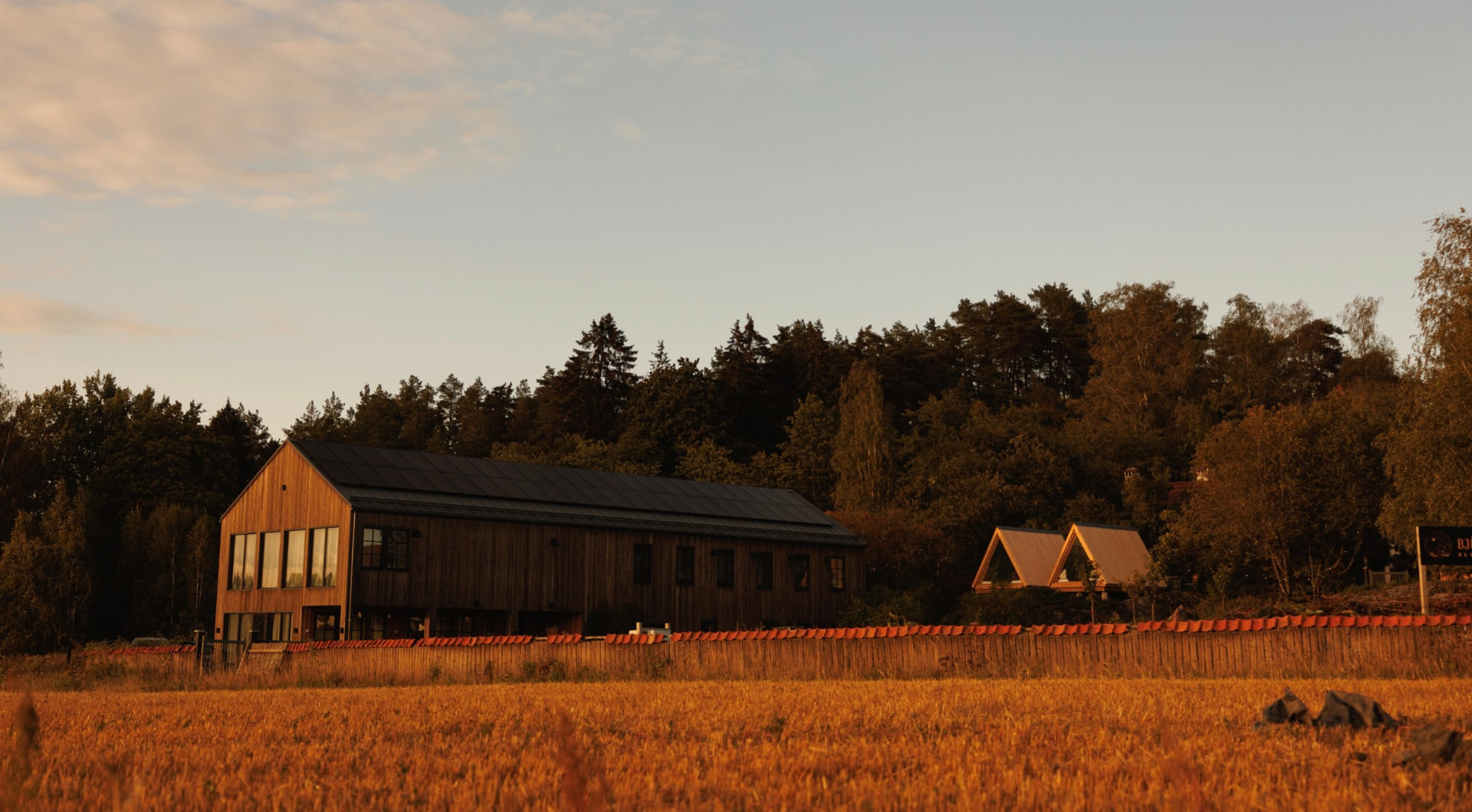 Retreatmiljö i Sverige i varmt kvällsljus