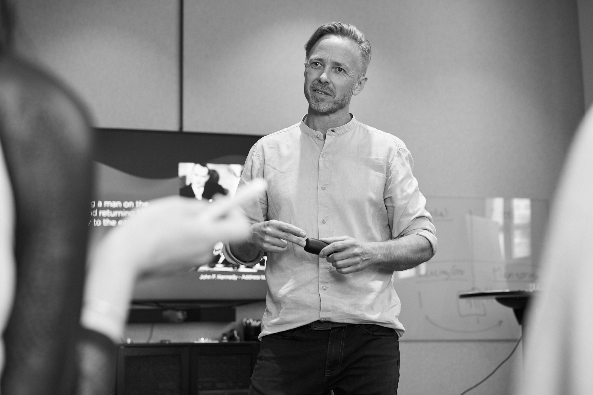 Edvard leder en workshop med en ledningsgrupp
